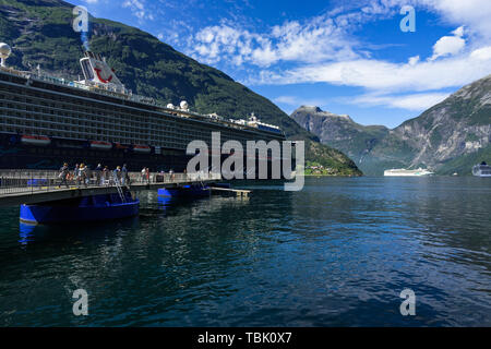 TUI de croisière Mein Shiff amarré au village de Geiranger dans le Geirangerfjord. Geiranger, Sunnmore, More og Romsdal (Norvège), Août 2018 Banque D'Images