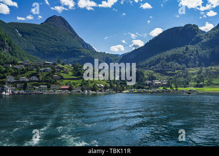 Village de Geiranger vu du bateau pour une croisière dans le Geirangerfjord, Sunnmore, More og Romsdal (Norvège) Banque D'Images