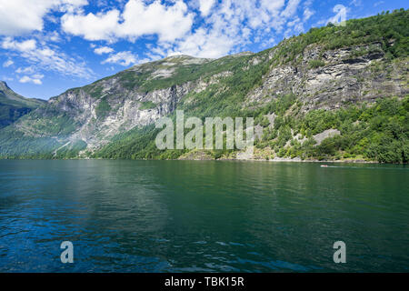 Magnifique paysage de Geirangerfjord dans une journée ensoleillée vue depuis un bateau, Sunnmore, More og Romsdal (Norvège) Banque D'Images