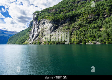 Sept Sœurs Cascade est le plus célèbre des chutes d'eau dans le fjord de Geiranger, Sunnmore, More og Romsdal (Norvège) Banque D'Images