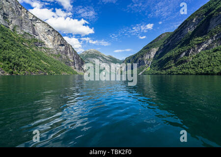 Paysage du Geirangerfjord avec un bateau de croisière au milieu, à gauche la cascade des sept Sœurs sur la droite le prétendant (ou frère) Cascade, N Banque D'Images