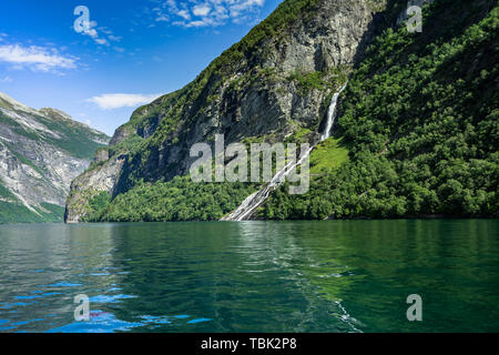 Paysage du Geirangerfjord avec le Moine (ou le demandeur) cascade, Sunnmore, More og Romsdal (Norvège) Banque D'Images