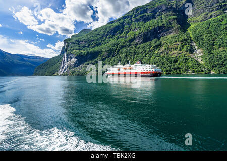 Voile de croisière Hurtigruten sur le Geirangerfjord, l'un des plus populaires destinations en Norvège et l'UNESCO World Heritage Site. De plus, Geiranger Banque D'Images