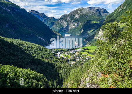 Flydalsjuvet viewpoint offre une vue imprenable sur le Geirangerfjord, l'un des sites touristiques les plus visités de Norvège Banque D'Images