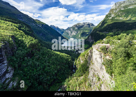 Vue imprenable sur le Geirangerfjord de Flydalsjuvet viewpoint durant l'été, Sunnmore, More og Romsdal (Norvège) Banque D'Images