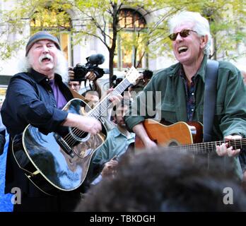 Ex-CSNY musiciens David Crosby (l) et Graham Nash donner un bref concert à Zuccotti Park, stade des mouvement occupons Wall Street. 11/8/2011 Photo par Adam Scull-PHOTOlink.net Banque D'Images