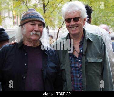 Ex-CSNY musiciens David Crosby (l) et Graham Nash donner un bref concert à Zuccotti Park, stade des mouvement occupons Wall Street. 11/8/2011 Photo par Adam Scull-PHOTOlink.net Banque D'Images