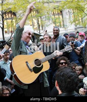 Graham Nash donner un bref concert à Zuccotti Park, stade des mouvement occupons Wall Street 11/8/2011 Photo par Adam Scull-PHOTOlink.net Banque D'Images