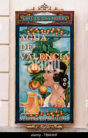 Le comité de la publicité pour cocktail Agua de Valencia dans un café, peint photo avec femme et des oranges de Valence, Valence, Espagne Banque D'Images