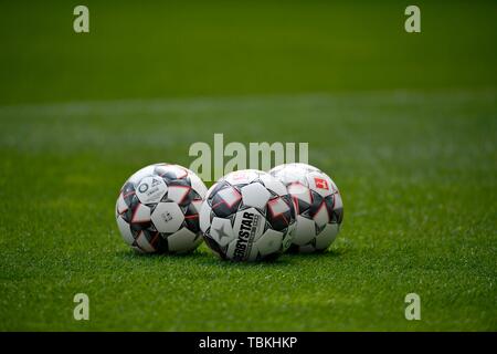 Trois balles de match adidas Derbystar, Mercedes-Benz Arena, Stuttgart, Bade-Wurtemberg, Allemagne Banque D'Images