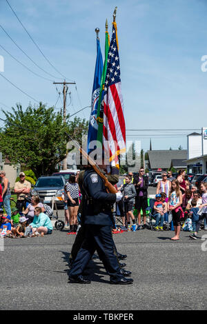 L'US Customs and Border Protection Color Guard dans le 2019 agriculteurs Lynden Day Parade. Lynden, Washington Banque D'Images