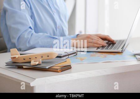 Agent de voyages avec portable avec tour pour client in office Banque D'Images