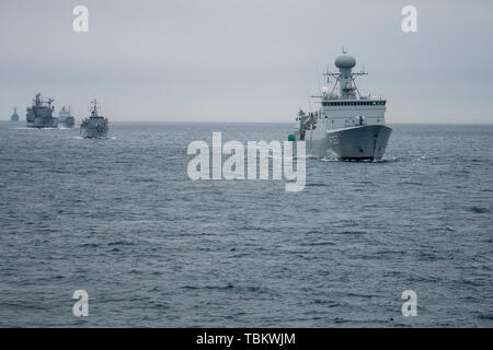 190320-N-YS418-073 MANCHE (20 mars 2019) La frégate de patrouille danois HDMS Thetis (F 357), droit et d'autres navires de l'OTAN s'aligner derrière le destroyer USS-missiles (DDG 107 gravement) en vue de procéder à des tactiques de division lors d'une photographie de l'exercice. Gravement sont en cours sur un déploiement de service comme le fleuron du 1er Groupe maritime permanent de l'OTAN à mener des opérations maritimes et fournir une capacité maritime continue de l'OTAN dans le nord de l'Atlantique. (U.S. Photo de la marine par le lieutenant Izaac Hite/libérés) Banque D'Images