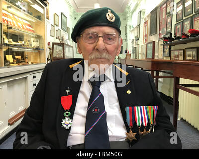 De 0001 SOUS EMBARGO LUNDI 03 JUIN L'ancien Royal Marine Commando, vétéran du jour George Simms, 95, à Broughton House, dans la région de Salford, Greater Manchester, un organisme de bienfaisance, foyer de soins pour anciens combattants armés, où il vit. Banque D'Images