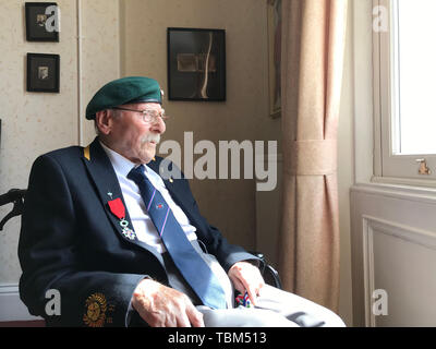 De 0001 SOUS EMBARGO LUNDI 03 JUIN L'ancien Royal Marine Commando, vétéran du jour George Simms, 95, à Broughton House, dans la région de Salford, Greater Manchester, un organisme de bienfaisance, foyer de soins pour anciens combattants armés, où il vit. Banque D'Images