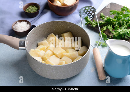 La préparation de la purée de pommes de terre savoureuse sur un fond de couleur Banque D'Images