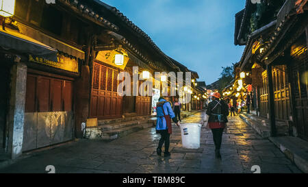 La nuit dans l'ancienne ville de Qingyan, la population locale a dit à rire et à assainir l'hygiène. Banque D'Images