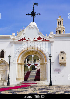 L'Église chrétienne orthodoxe de la Vierge Marie à l'ile de Tinos, Grèce, noir et blanc cailloux marbre, entrée principale, escalier avec tapis rouge. Banque D'Images