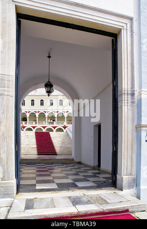 L'Église chrétienne orthodoxe de la Vierge Marie à l'ile de Tinos, Grèce, l'entrée principale, un escalier avec tapis rouge et motif carré noir et blanc marbre. Banque D'Images