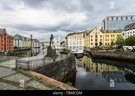 Alesund port intérieur avec ses bâtiments reflétant dans le canal Brosundet et Fisher Boy statue dédiée à l'industrie de pêche de la ville. Alesund, plus Banque D'Images