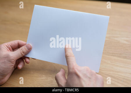 Holding white papier vierge Banque D'Images