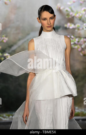 Suite Nuptiale de New York Fashion Week Spring Summer 2020 - Phuong ma piste - Modèle : d' où : New York, New York, United States Quand : 11 Avr 2019 Crédit : A. Oparin/WENN Banque D'Images