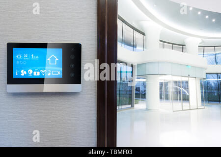 Avec l'écran smart smart home avec hall moderne Banque D'Images
