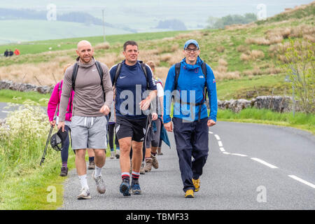 01.06.19 Ribblehead, North Yorkshire, England, UK,Walker approchant Ribblehead viaduc sur les Yorkshire Dales 3 Sommets Banque D'Images