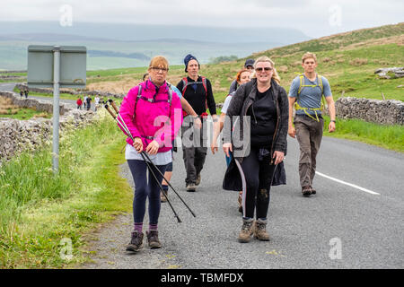 01.06.19 Ribblehead, North Yorkshire, England, UK,Walker approchant Ribblehead viaduc sur les Yorkshire Dales 3 Sommets Banque D'Images