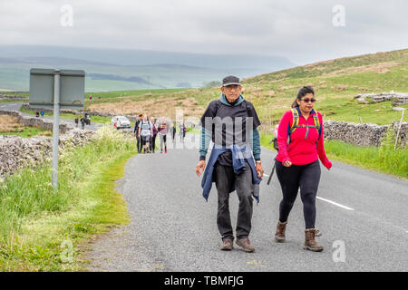 01.06.19 Ribblehead, North Yorkshire, England, UK,Walker approchant Ribblehead viaduc sur les Yorkshire Dales 3 Sommets Banque D'Images