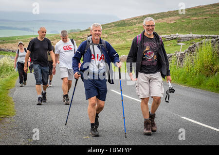 01.06.19 Ribblehead, North Yorkshire, England, UK,Walker approchant Ribblehead viaduc sur les Yorkshire Dales 3 Sommets Banque D'Images