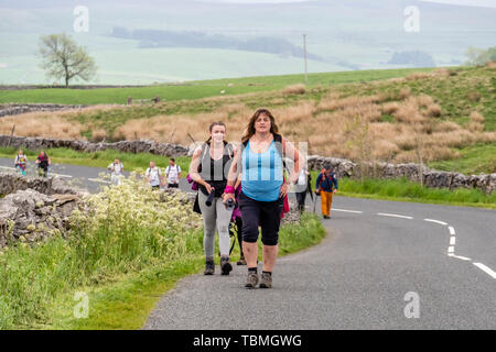 01.06.19 Ribblehead, North Yorkshire, England, UK,Walker approchant Ribblehead viaduc sur les Yorkshire Dales 3 Sommets Banque D'Images