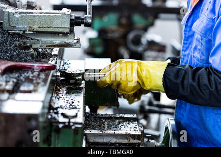 Travail des travailleurs withdrilling la machine dans l'atelier d'usine Banque D'Images