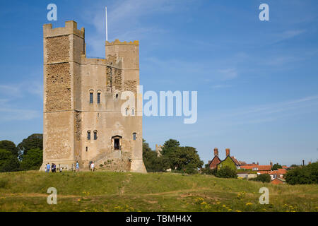 Murs bien préservés et tours de château du 12ème siècle, Orford, Suffolk, Angleterre, RU Banque D'Images