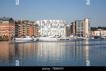 Bâtiment moderne à l'université centre de réaménagement urbain au bord de l'eau, quai, Ipswich, Suffolk, Angleterre, RU Banque D'Images