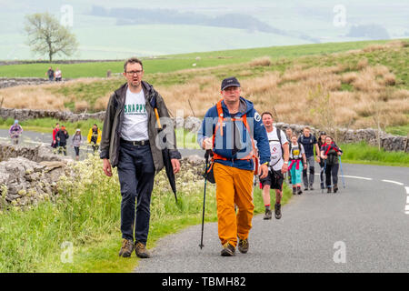 01.06.19 Ribblehead, North Yorkshire, England, UK,Walker approchant Ribblehead viaduc sur les Yorkshire Dales 3 Sommets Banque D'Images