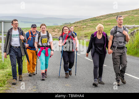 01.06.19 Ribblehead, North Yorkshire, England, UK,Walker approchant Ribblehead viaduc sur les Yorkshire Dales 3 Sommets Banque D'Images