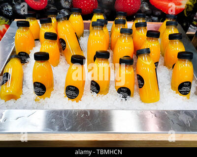 SHEFFIELD, UK - 31ER MAI 2019 : bouteilles de jus d'orange sur la vente de Marks and Spencers à vendre à Meadowhall Banque D'Images