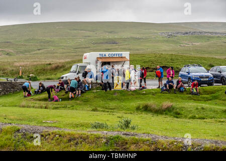 01.06.19 Ribblehead, North Yorkshire, England, UK,Walker approchant Ribblehead viaduc sur les Yorkshire Dales 3 Sommets Banque D'Images