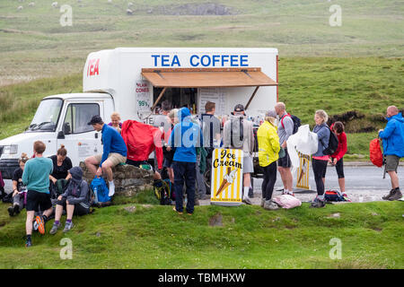 01.06.19 Ribblehead, North Yorkshire, England, UK,Walker approchant Ribblehead viaduc sur les Yorkshire Dales 3 Sommets Banque D'Images