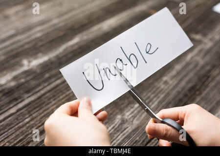 Carte détient avec texte impossible sur plaque de bois vieux Banque D'Images