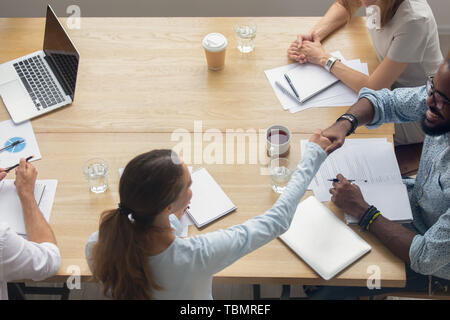 Vue de dessus African American businesswoman handshaking réunion du groupe au partenaire Banque D'Images
