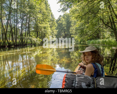 Wda River, Pologne - 26 août 2016 : Femme sur le kayak, canoë pendant l'excursion sur le kayak pliant. Bory Tucholskie. Banque D'Images