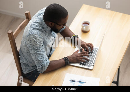 Vue de dessus de l'Amérique de l'Afrique de l'employé-e qui travaille avec Office Banque D'Images