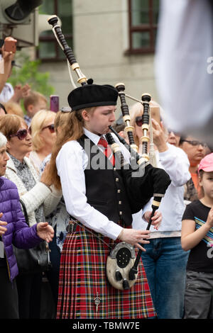 Groupes de musique militaire marche dans les rues vides de la ville de Khabarovsk. La Russie. Banque D'Images