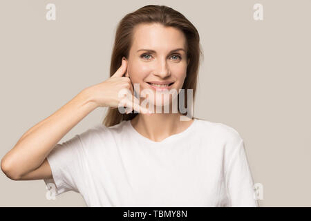 Jeune femme active haut saut posing in studio Banque D'Images