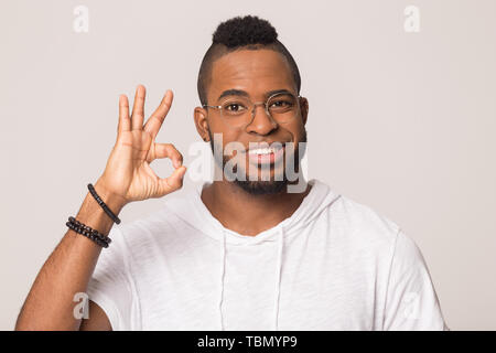 African American man faire de geste isolé en studio hush Banque D'Images