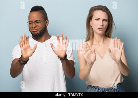 Heureux couple multiracial en rire ensemble studio Banque D'Images