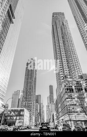Décembre, 2018 : Noir et blanc d'énormes beaux bâtiments vue dans le centre-ville de Manhattan. Banque D'Images