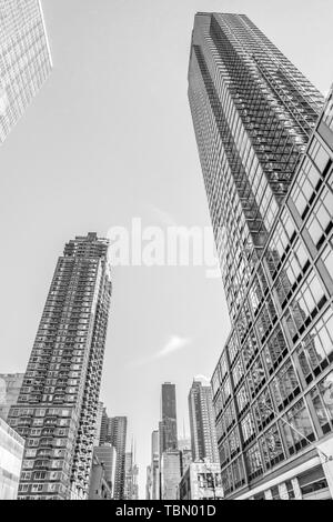Décembre, 2018 : Noir et Blanc Belle énormes bâtiments vue dans le centre-ville de Manhattan. Banque D'Images